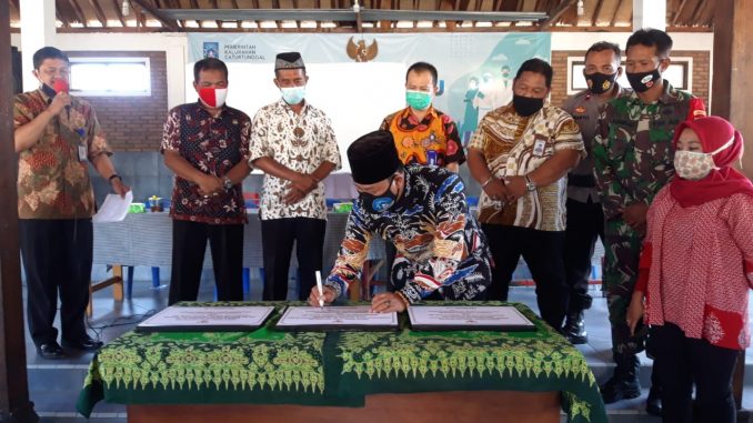 Kolaborasi Dana Desa dan Swadaya Masyarakat Hasilkan Jalan Paving Blok