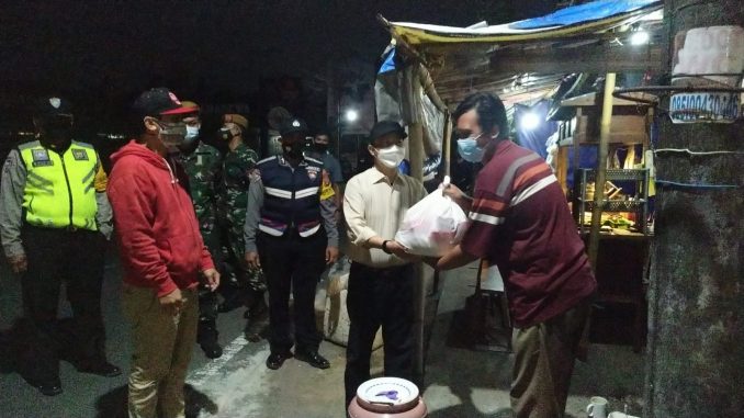 Kapanewon Depok Rutin Patroli PPKM sekaligus Berikan Bantuan untuk PKL