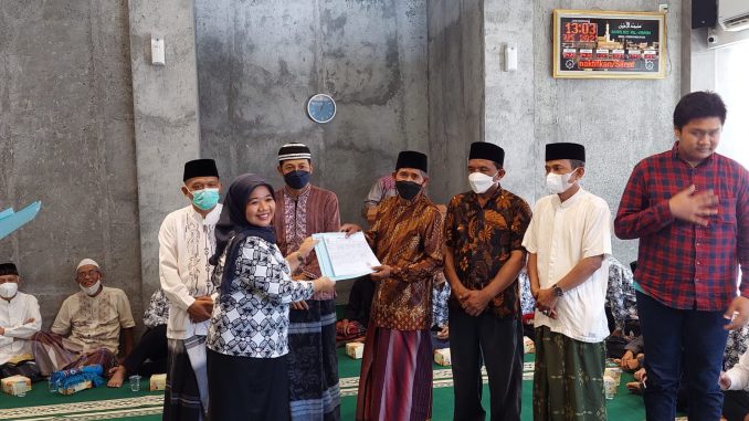 Safari Jum’at Bupati Sleman di Padukuhan Dero Condongcatur, Momen Silaturahim dengan Warga dan Membagikan Dokumen Adminduk & Catatan Sipil Hasil Sisir Adminduk