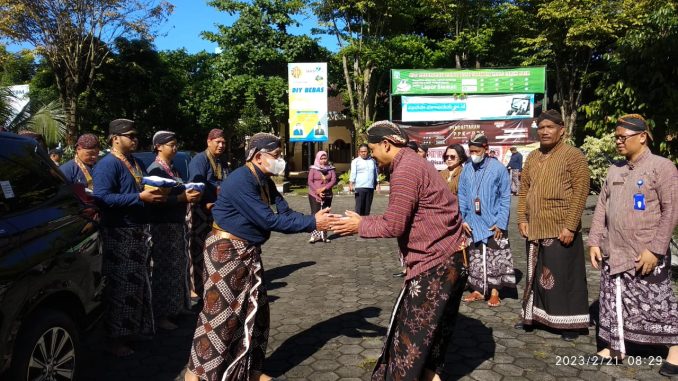 Kapanewon Depok Menyambut dan Mengantarkan Rombongan Kraton Pembawa Uborampe Labuhan Merapi ke Kapanewon Cangkringan