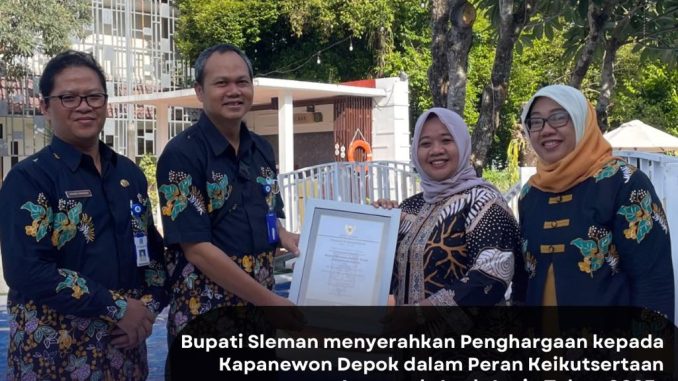 Bupati Sleman menyerahkan Penghargaan Dalam Peran Keikutsertaan Anugerah Anak Jogja Tahun 2023