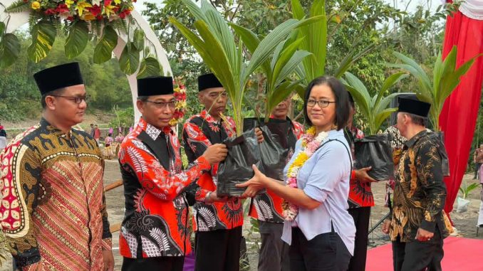 GKR Mangkubumi dan Pemkab Sleman Tanam Kelapa Genjah Pandan Wangi