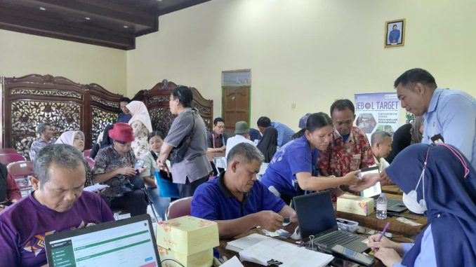 JEBOL TARGET X JAKADARA Sambangi Padukuhan Gejayan, 73 Warga Berhasil Aktivasi IKD